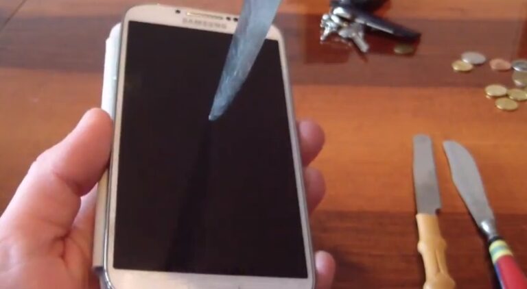 Gorilla glass 3 on galaxy s4 survives knives, keys and coins