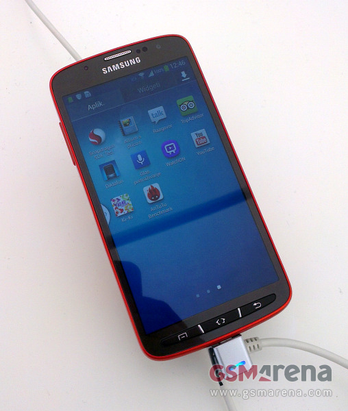 Galaxy s4 active images leaked, new look solid build