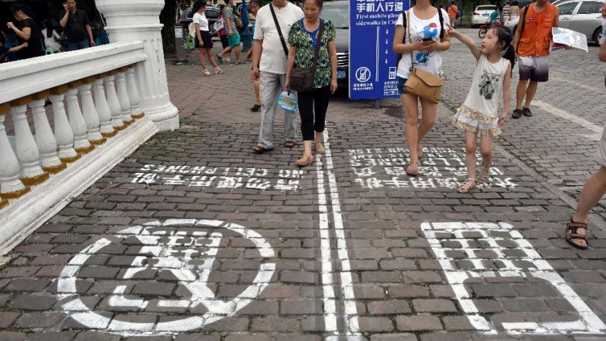 China with first no-cellphone sidewalk lane