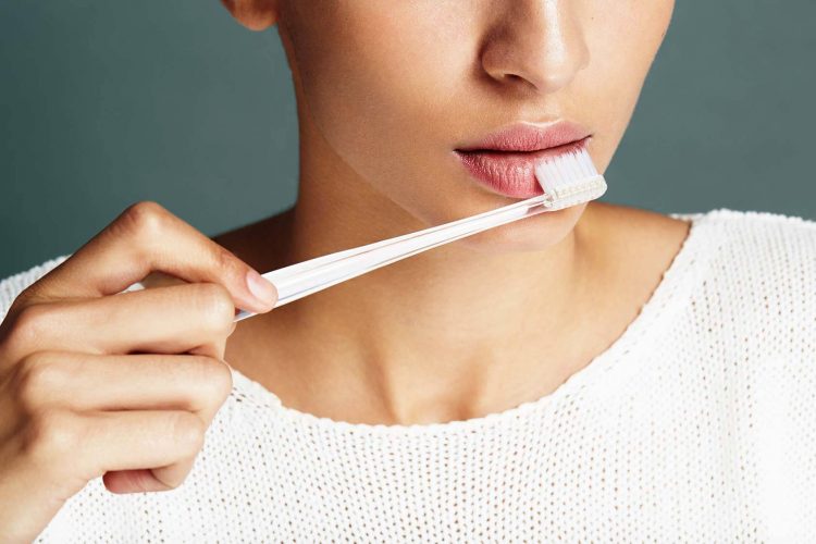 Exfoliate your lips with this toothbrush beauty hack