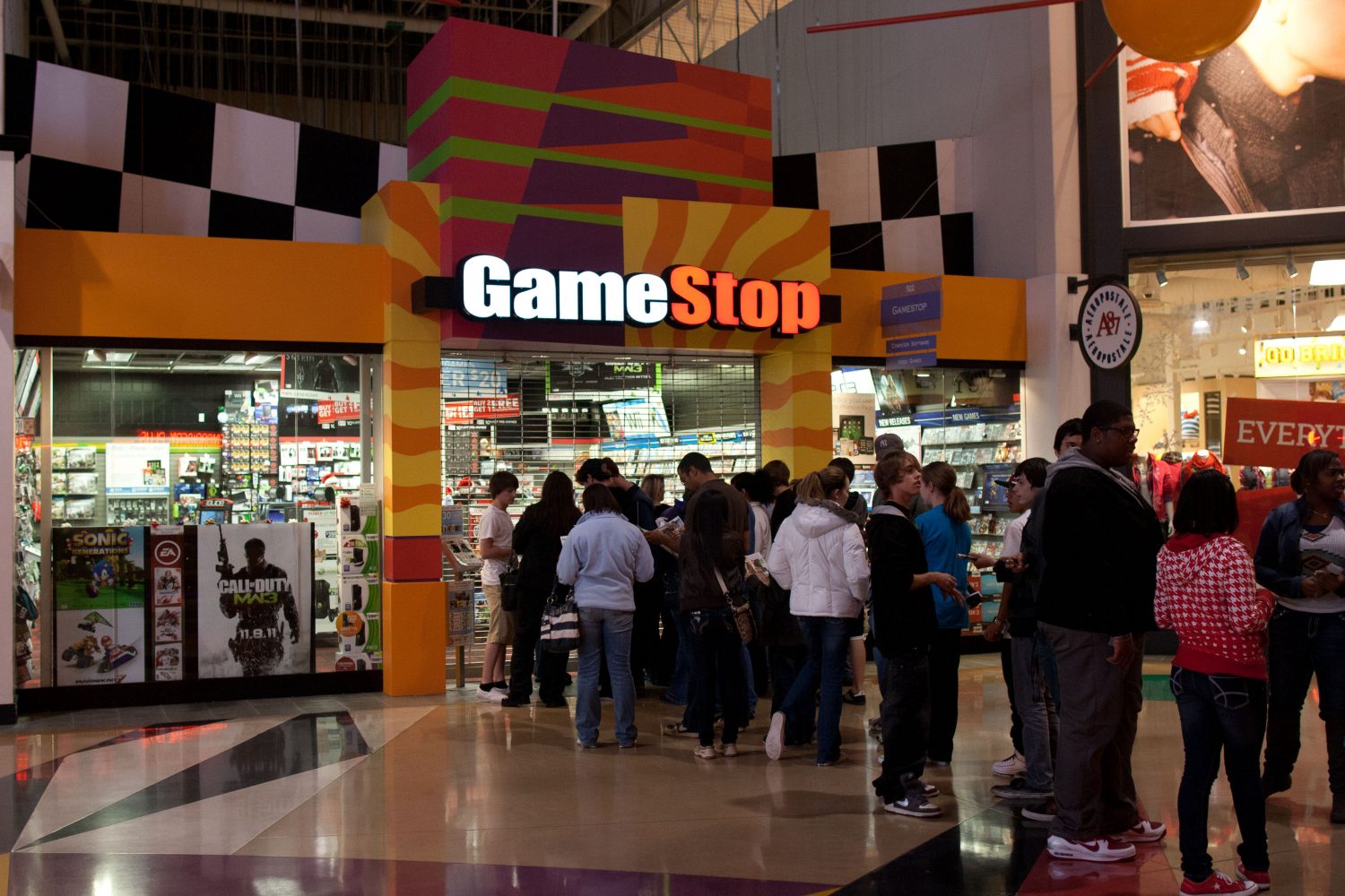Gamestop closing stores and other geek news
