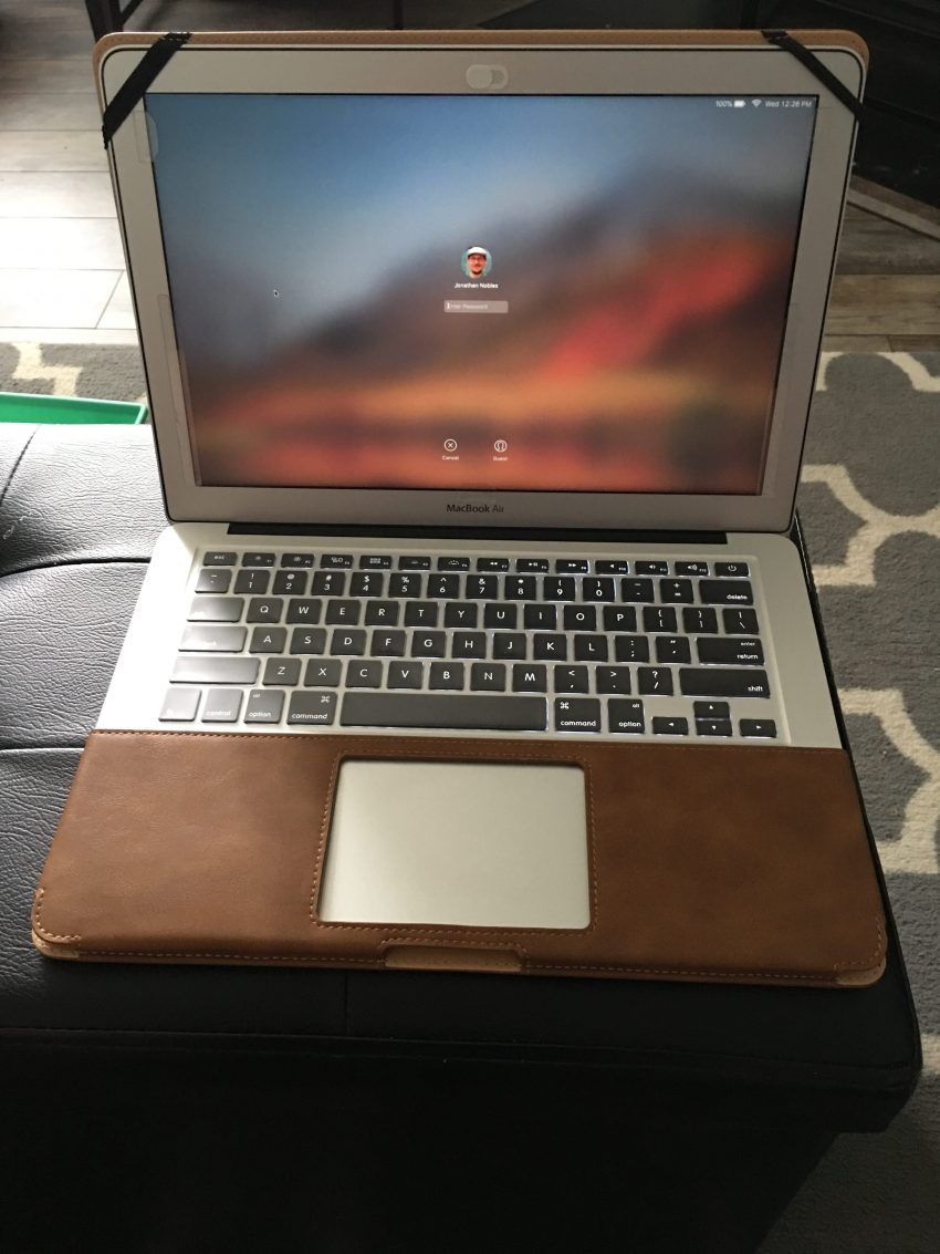 Jisoncase helps me keep my macbook safe–and looks good doing it