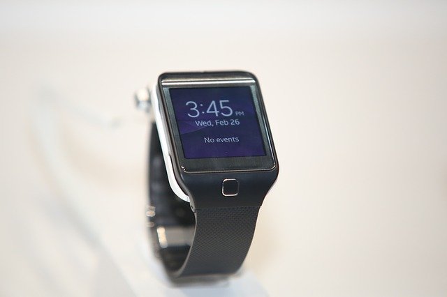 Geek insider, geekinsider, geekinsider. Com,, how helpful it is to connect your iphone to a smartwatch, living