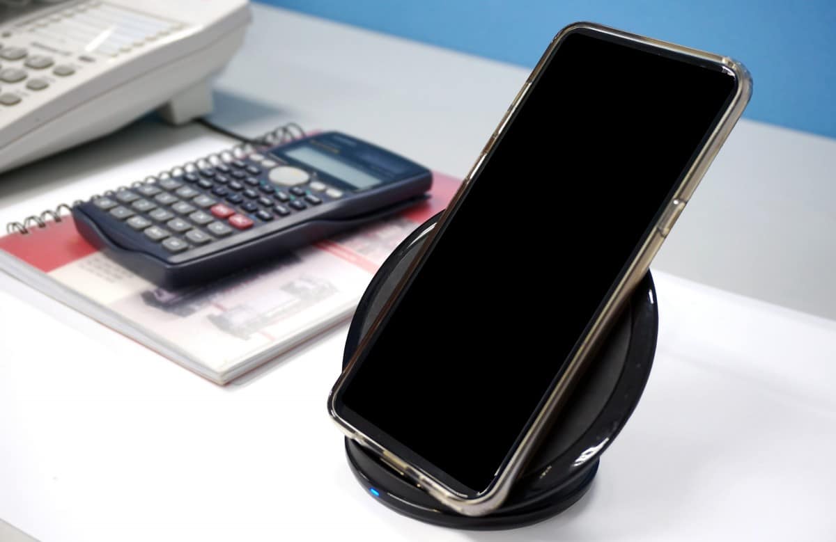 Geek insider, geekinsider, geekinsider. Com,, can wireless charging your cellphone damage it? , iphone and ipad