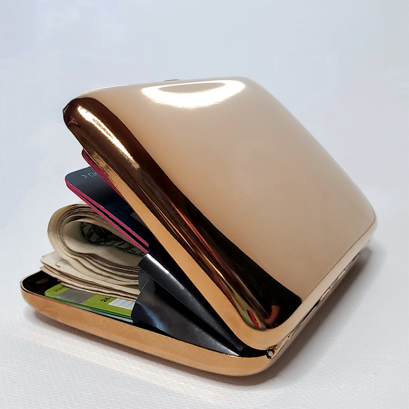 Geek insider, geekinsider, geekinsider. Com,, check out the first copper wallet, living