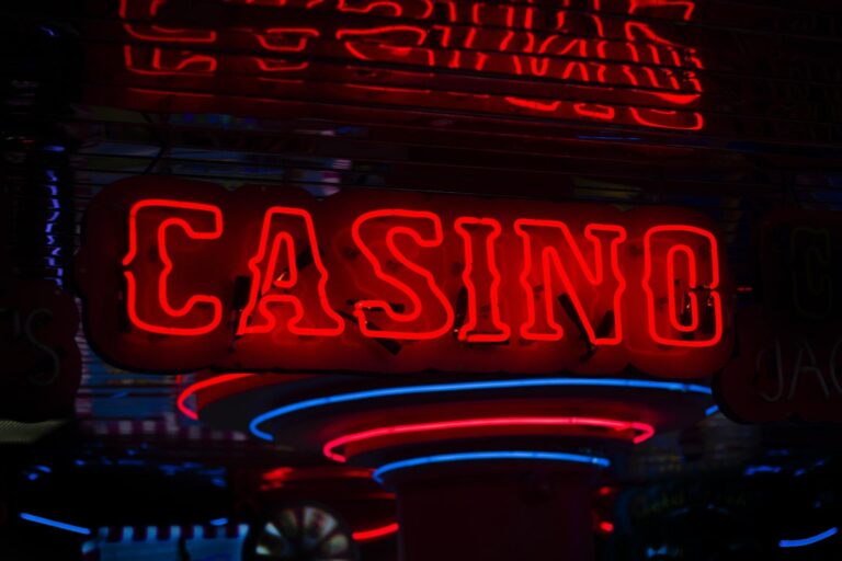 Accepting the digital era: 4 factors contributing to the rise of online casinos